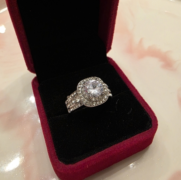 Modern Ring - Picture 1 of 3